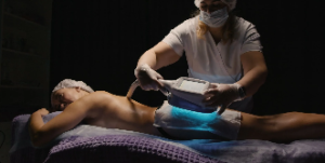 Read more about the article The Future of Spa Treatments: Integrating Technology with Traditional Practices